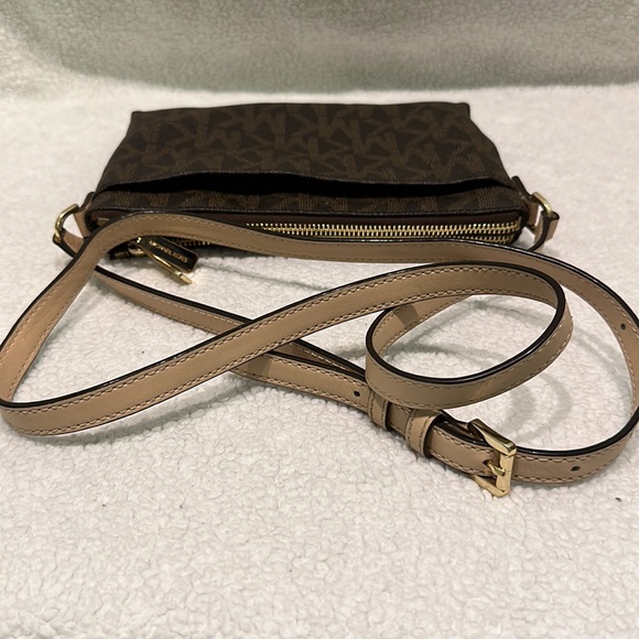 Michael Kors Crossbody Purse Brown and Tan Monogram Print with gold hardware - Picture 12 of 12